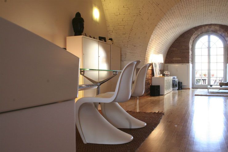 Loft pintado en el Borne Para el salón de este precioso loft hemos escogido pintura plástica de alta gama en tonos muy suaves a fin de aportar mucha más luz, pero antes hemos realizado un importante trabajo alisando bien todas las paredes, quitando el antiguo estucado, de esta forma lo hemos modernizado muchísimo.