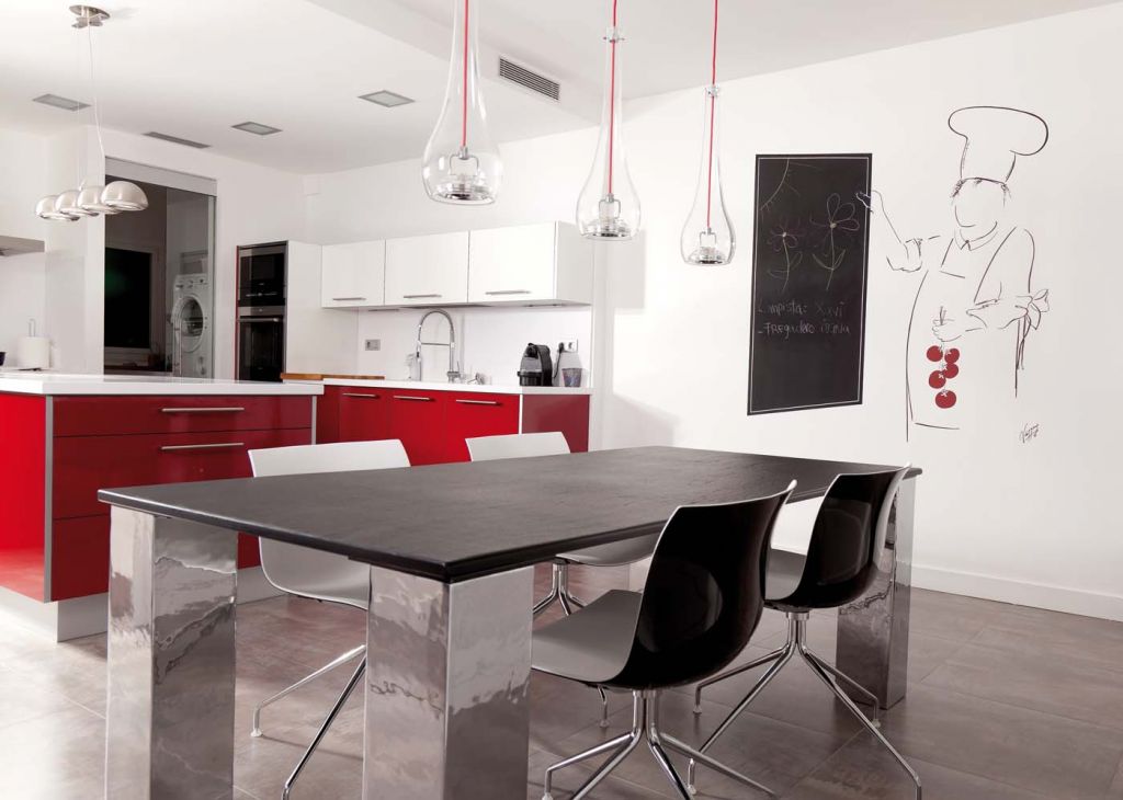 Señorial cocina en Barcelona Todas las paredes de esta maravillosa cocina han sido pintadas con un esmalte al agua mate 100/ lavable, se escogió el color blanco para aportar una sensación de limpieza y luminosidad, destacando así su mobiliario.
Para esta cocina tan especial se pinto a mano un divertido y moderno cocinero con una práctica pizarra.
